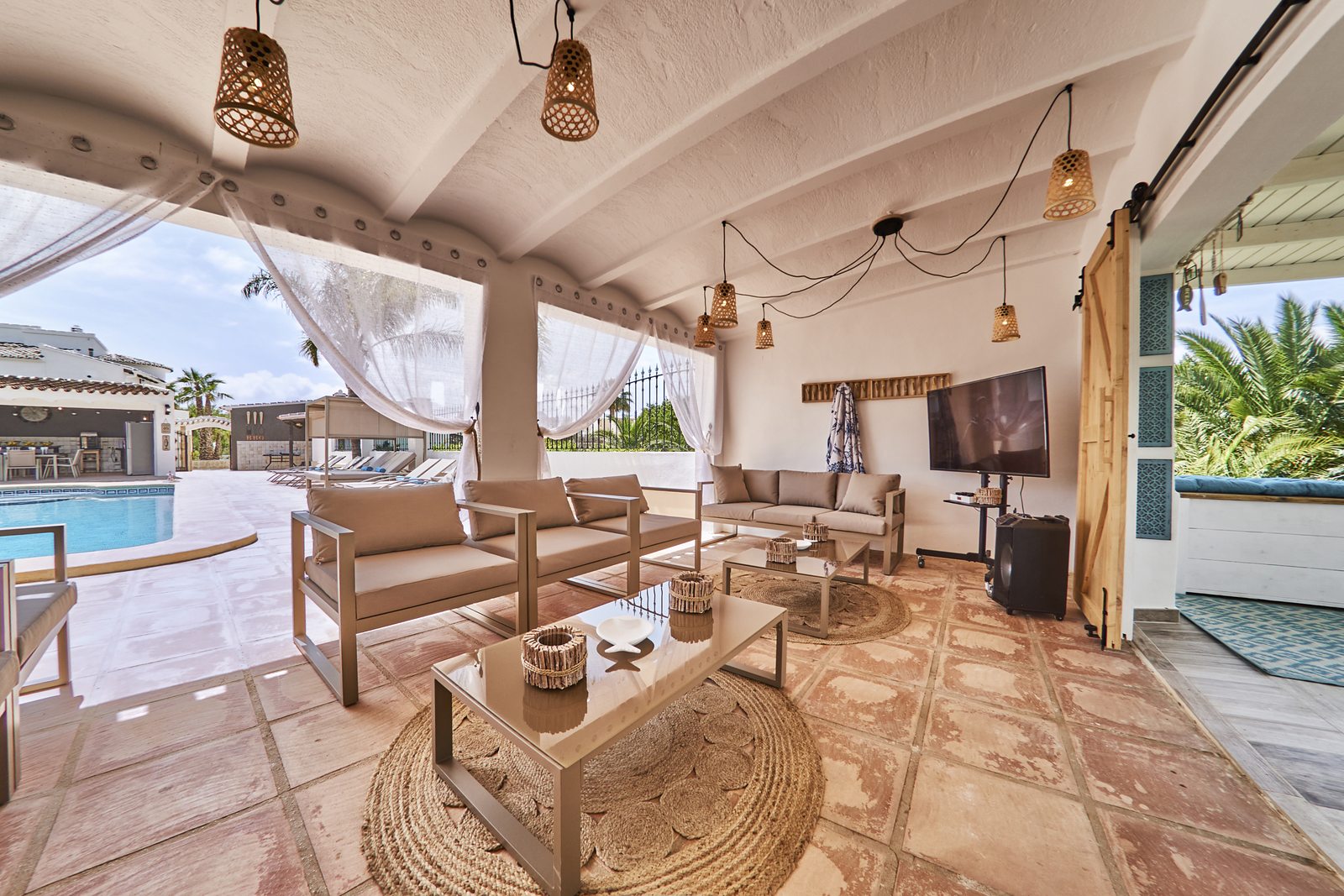 Die Cabana-Lounge, offen zum Pool