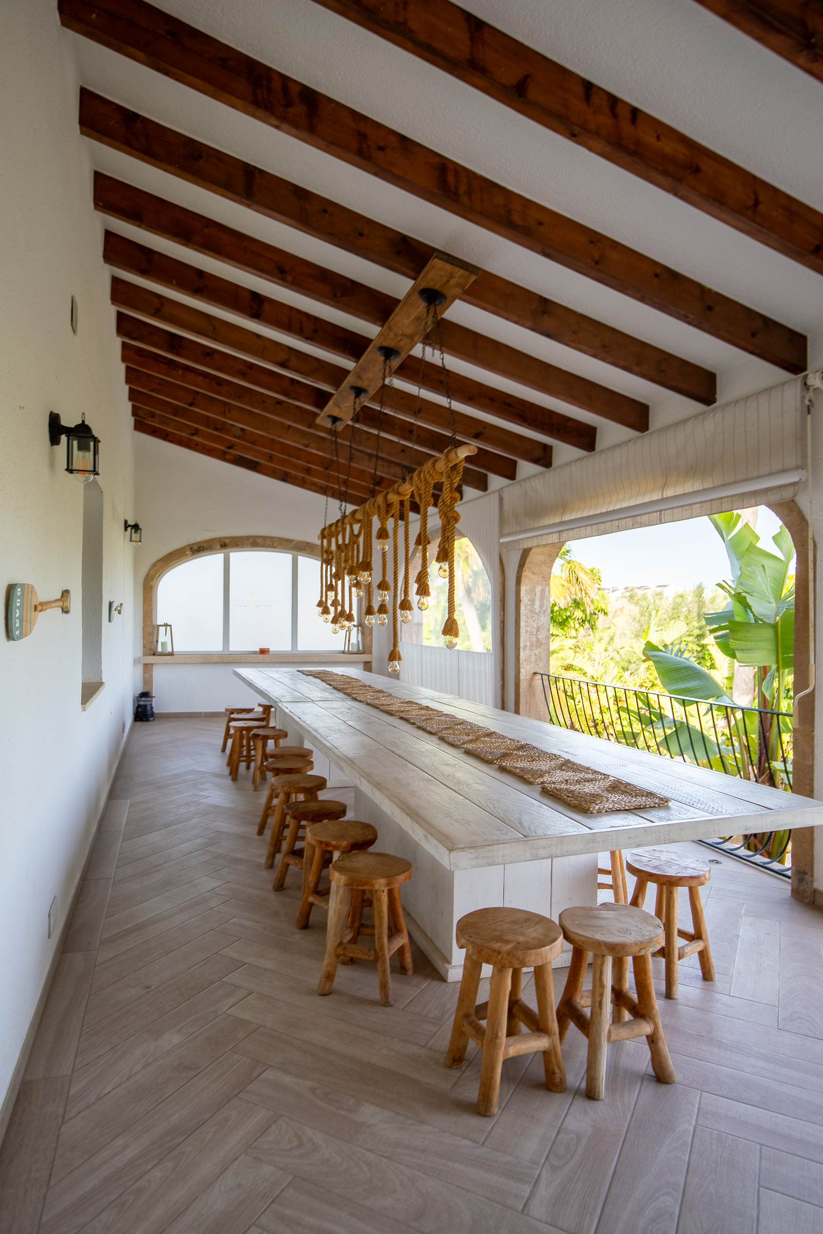 La mesa larga de la terraza cubierta