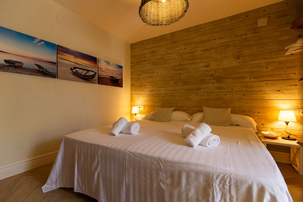 Dormitorio con pared de madera — Nauticaa, ala uno de Villa Palmview, Jávea
