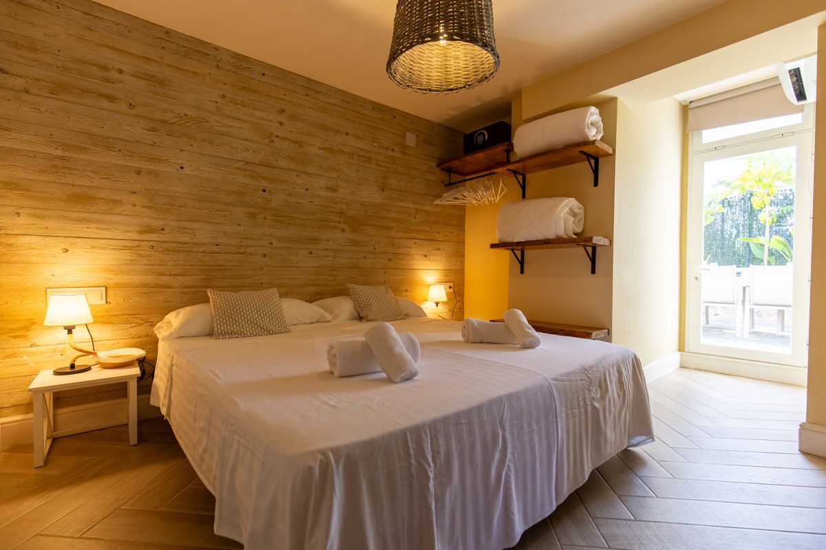 Dormitorio con puerta a la terraza — Nauticaa, ala uno de Villa Palmview, Jávea
