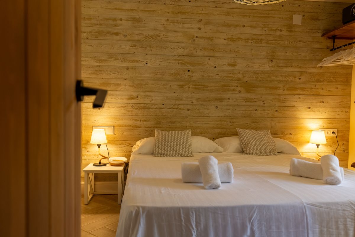Dormitorio con pared de madera — Nauticaa, ala uno de Villa Palmview, Jávea