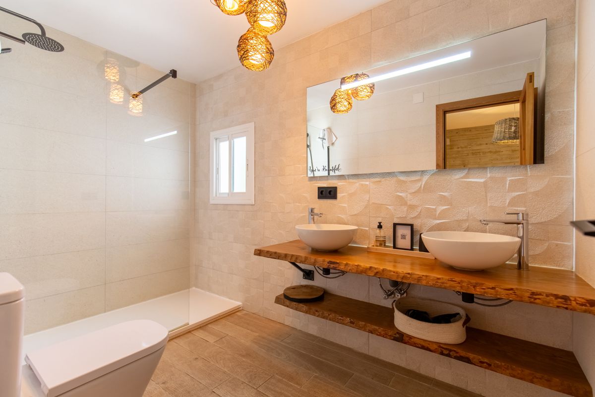 Baño con doble lavabo y bañera — Nauticaa, ala uno de Villa Palmview, Jávea