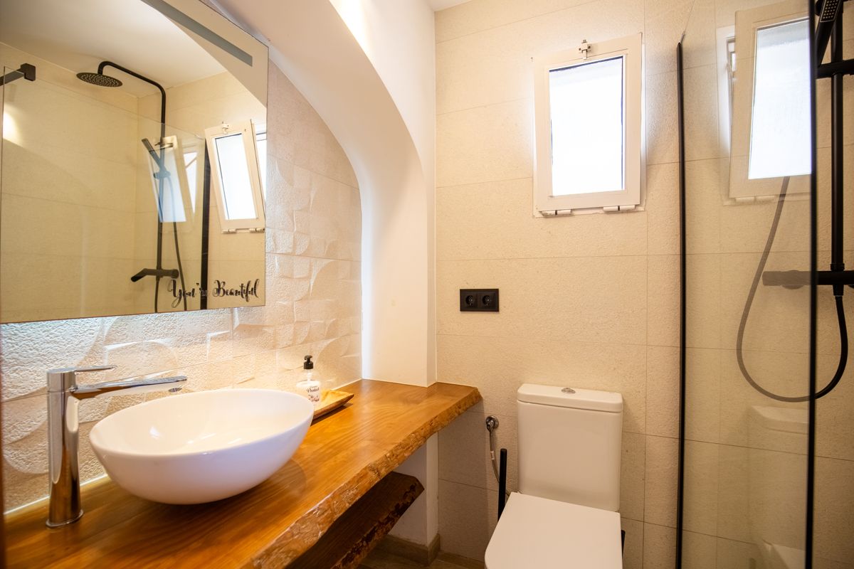 Baño con ducha y ventana de arco — Nauticaa, ala uno de Villa Palmview, Jávea