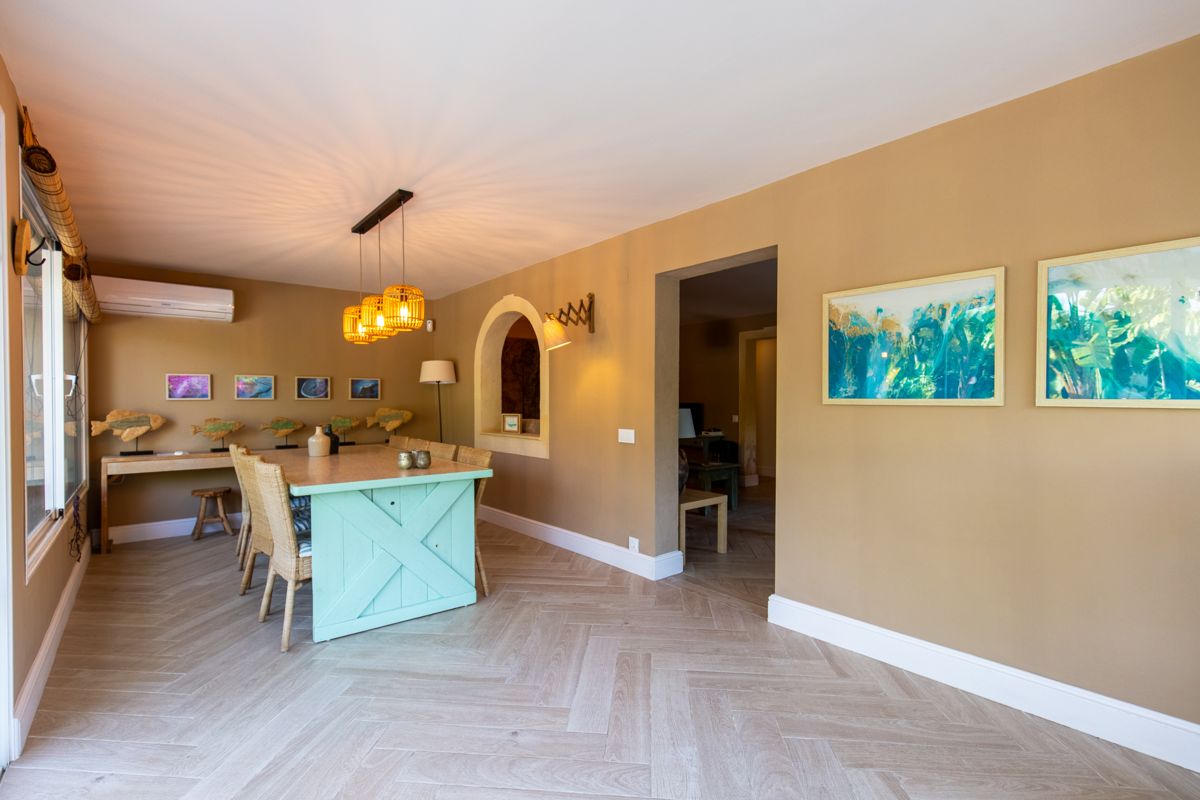 Cocina-comedor con isla turquesa — Nauticaa, ala uno de Villa Palmview, Jávea