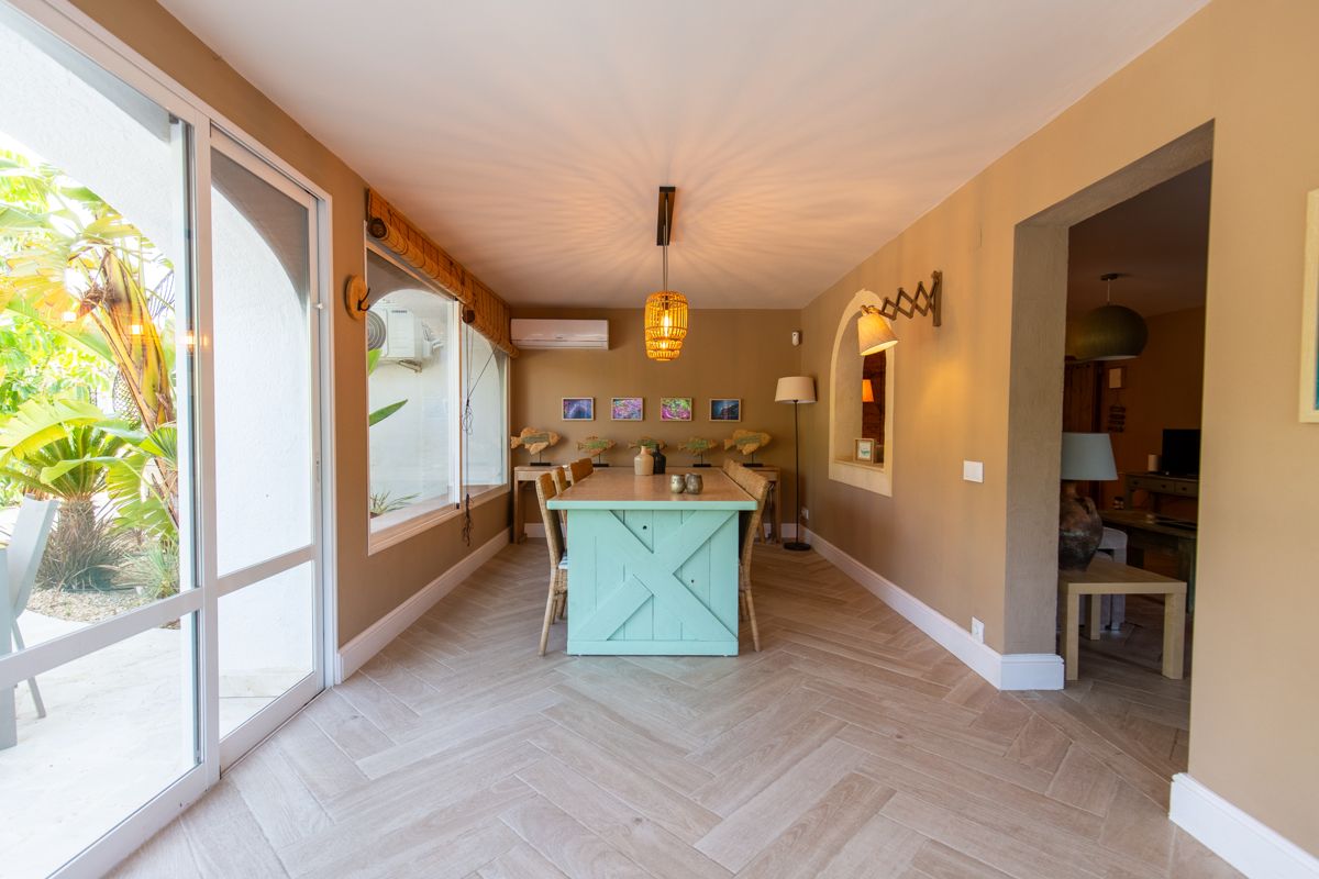 Salón con puerta corredera al jardín — Nauticaa, ala uno de Villa Palmview, Jávea