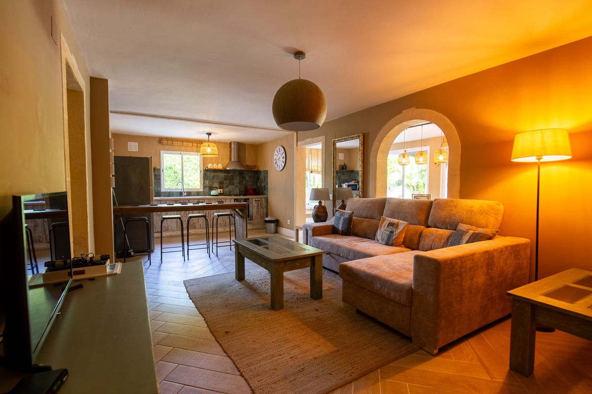 Salón con cocina abierta — Nauticaa, ala uno de Villa Palmview, Jávea