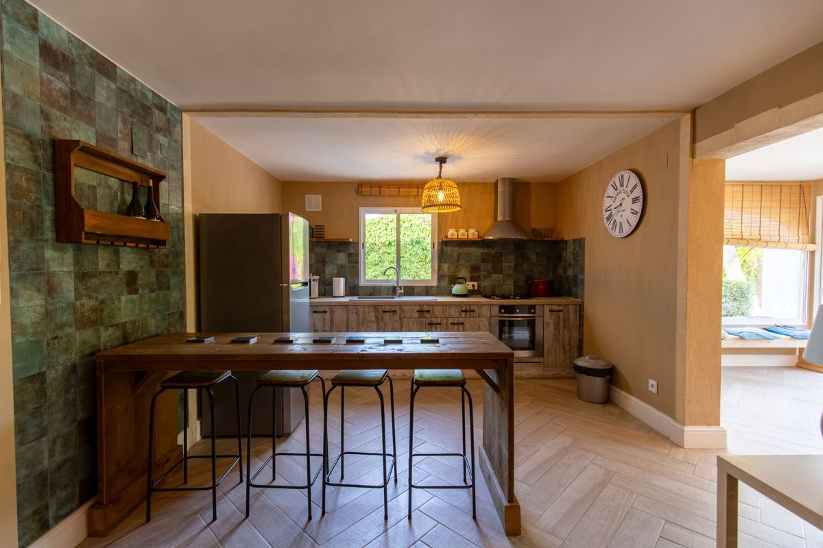Kitchen with breakfast bar and green tiles — Nauticaa, wing one of Villa Palmview, Jávea