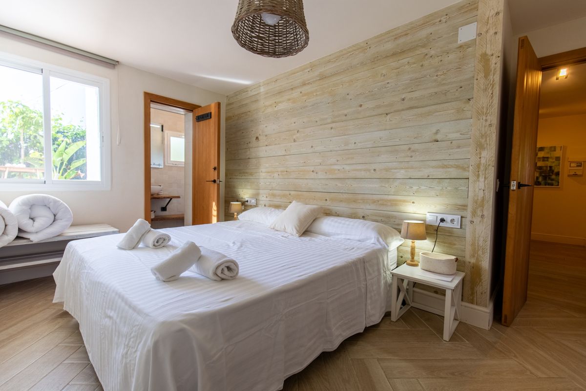 Bedroom with panelled wooden wall — Nauticaa, wing one of Villa Palmview, Jávea