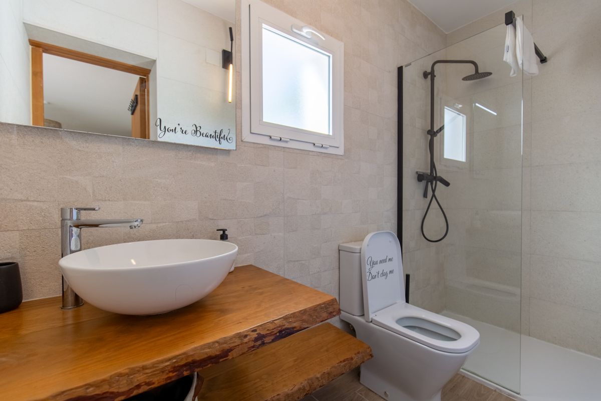 Baño con ducha de obra — Nauticaa, ala uno de Villa Palmview, Jávea