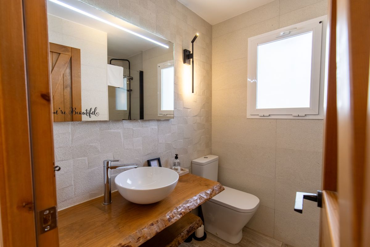 Baño con encimera de madera — 20.000 leguas de viaje submarino, ala dos de Villa Palmview, Jávea