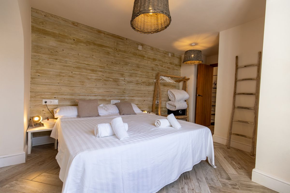 Dormitorio con pared de madera y escalera decorativa — 20.000 leguas de viaje submarino, ala dos de Villa Palmview, Jávea