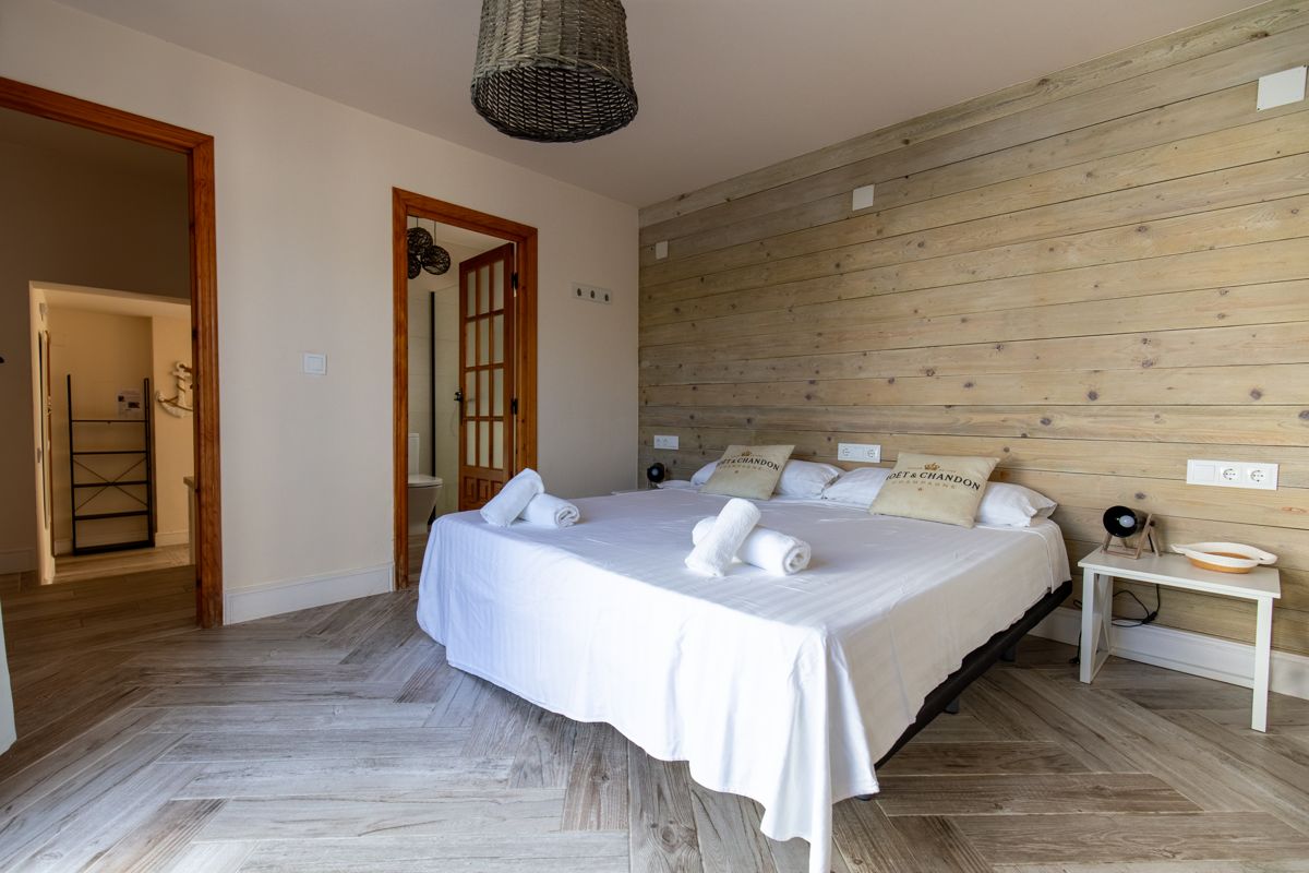 Dormitorio con pared de madera — 20.000 leguas de viaje submarino, ala dos de Villa Palmview, Jávea