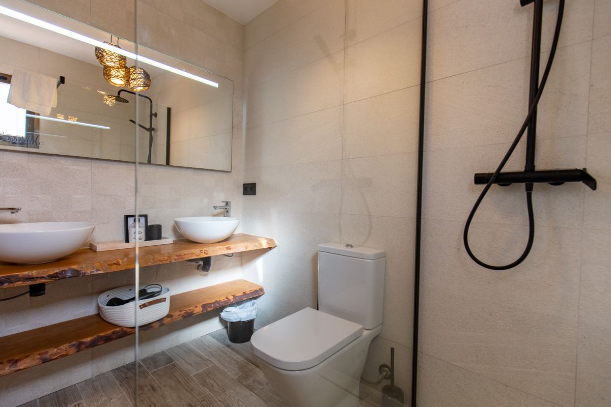 Baño con doble lavabo y ducha — 20.000 leguas de viaje submarino, ala dos de Villa Palmview, Jávea