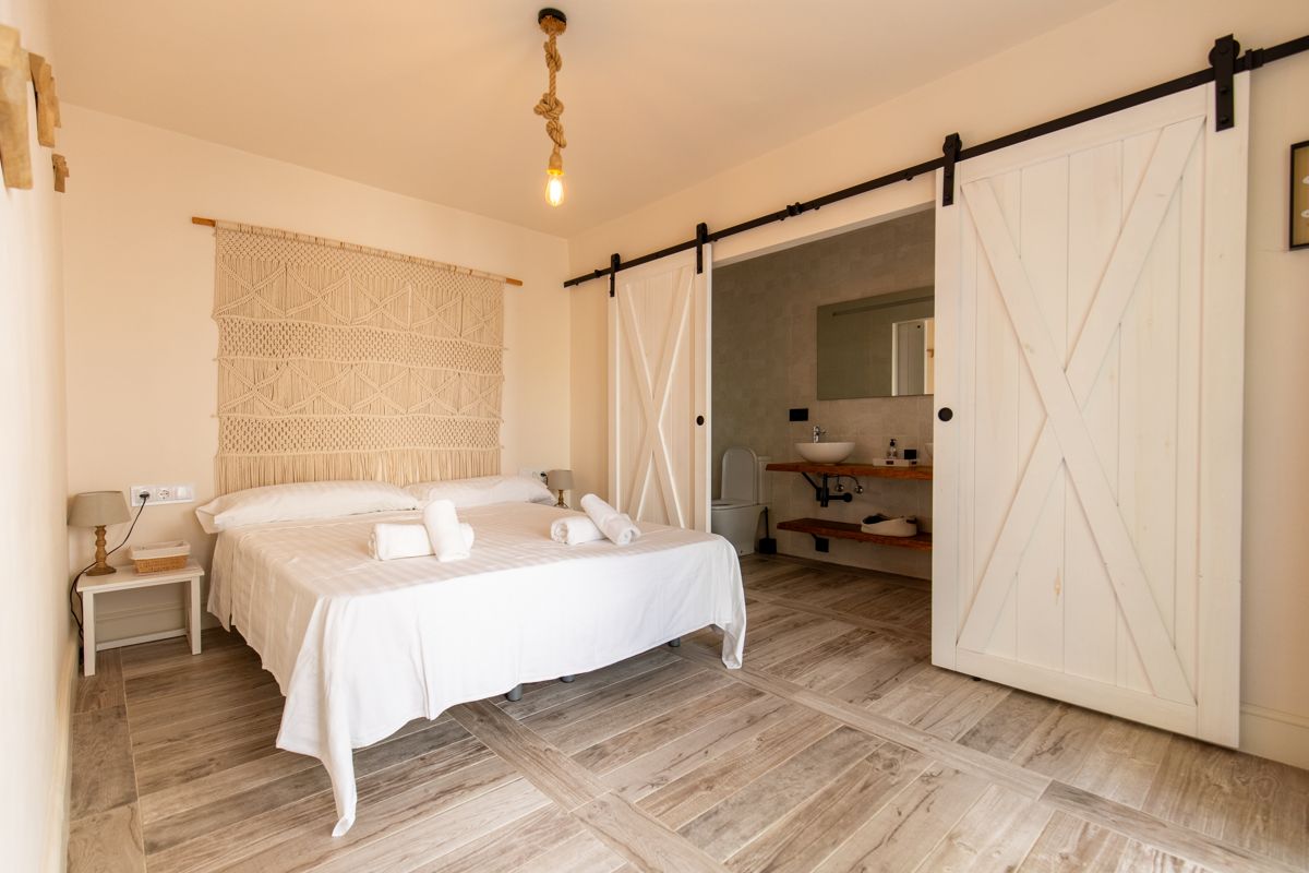 Dormitorio con puerta corredera al baño — 20.000 leguas de viaje submarino, ala dos de Villa Palmview, Jávea