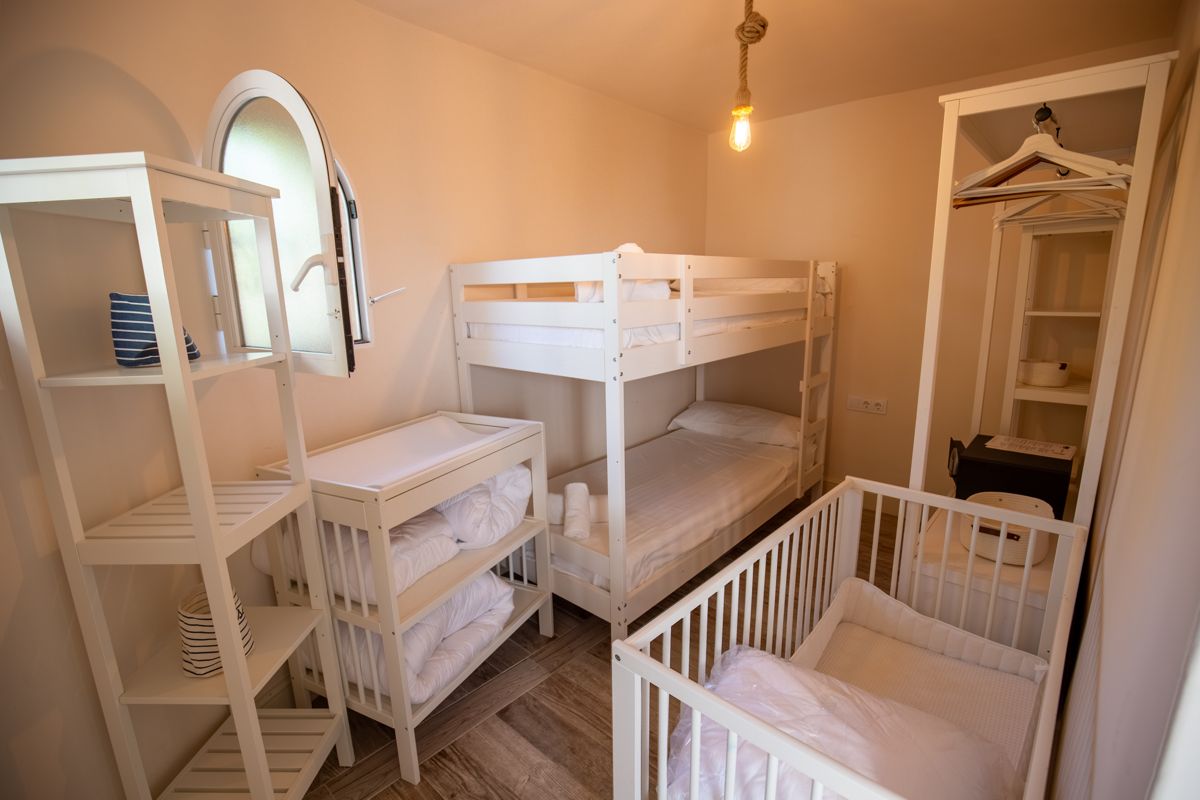Habitación infantil con litera y cuna — 20.000 leguas de viaje submarino, ala dos de Villa Palmview, Jávea