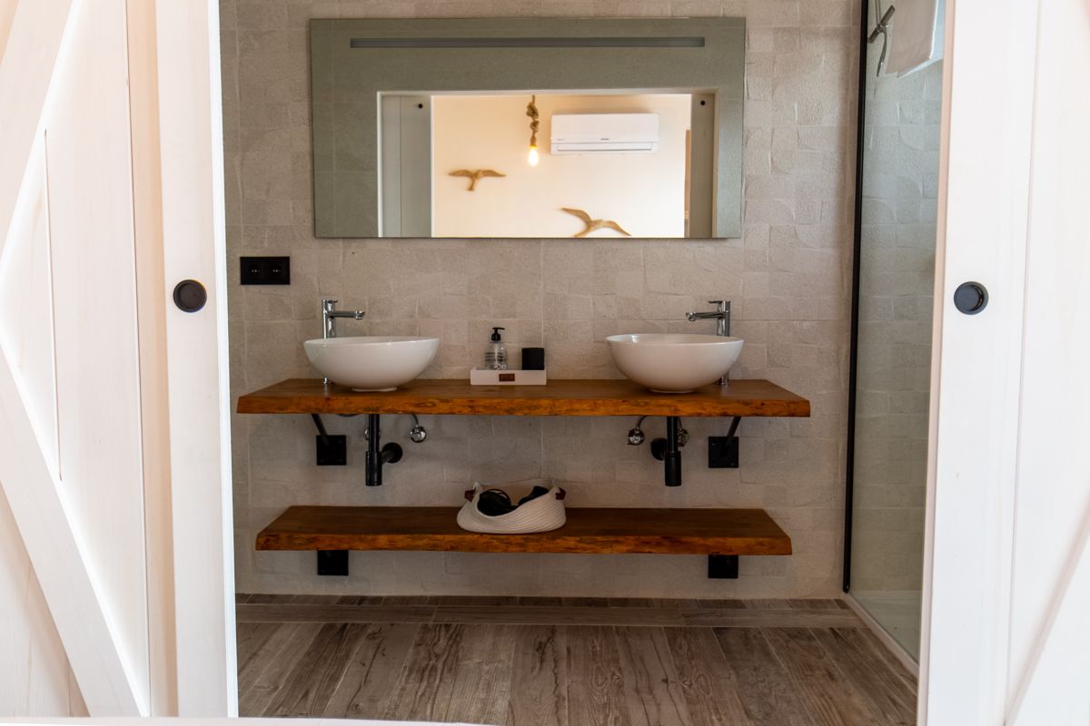 Baño con doble lavabo — 20.000 leguas de viaje submarino, ala dos de Villa Palmview, Jávea