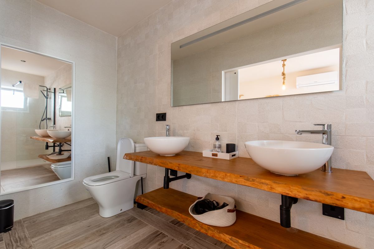 Baño con espejo de pared ancho — 20.000 leguas de viaje submarino, ala dos de Villa Palmview, Jávea
