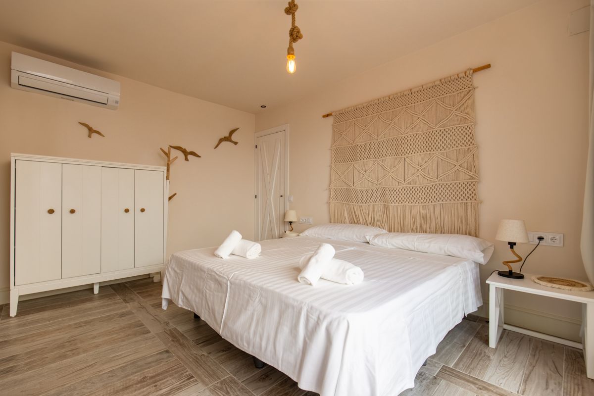 Dormitorio con armarios empotrados — 20.000 leguas de viaje submarino, ala dos de Villa Palmview, Jávea