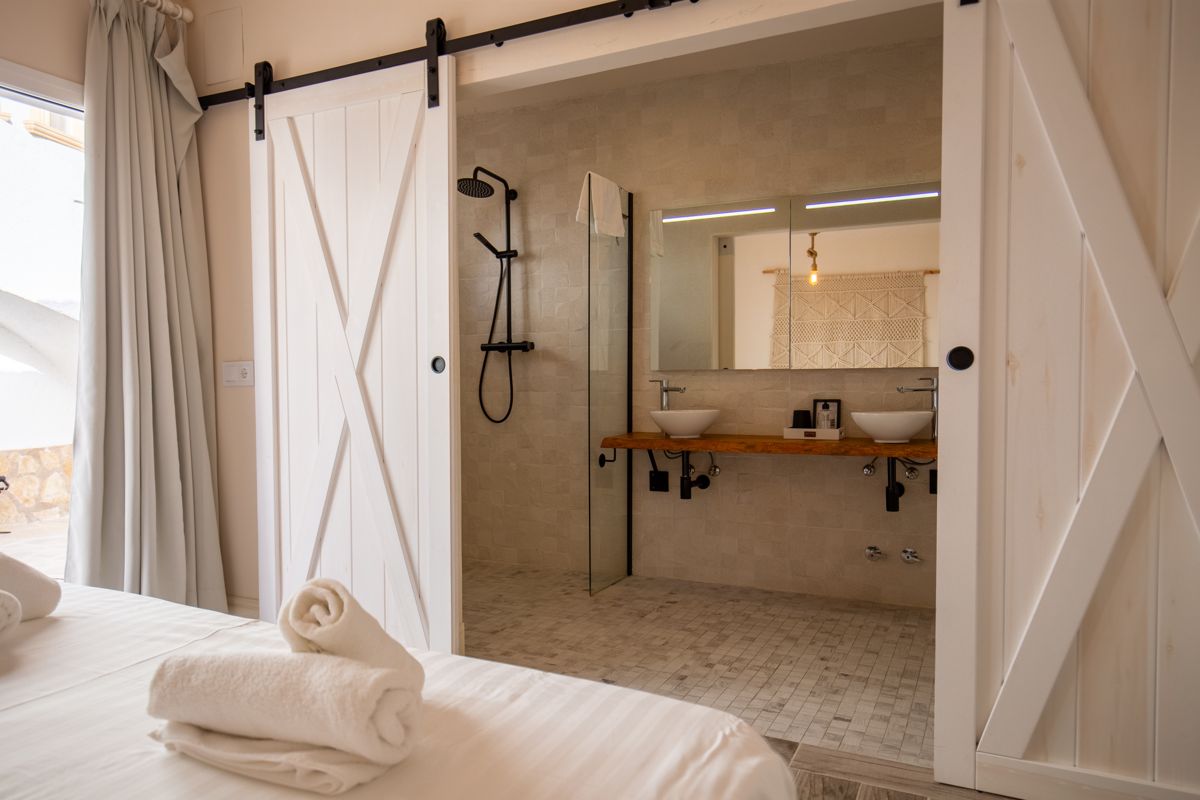 Baño tras una puerta corredera — 20.000 leguas de viaje submarino, ala dos de Villa Palmview, Jávea