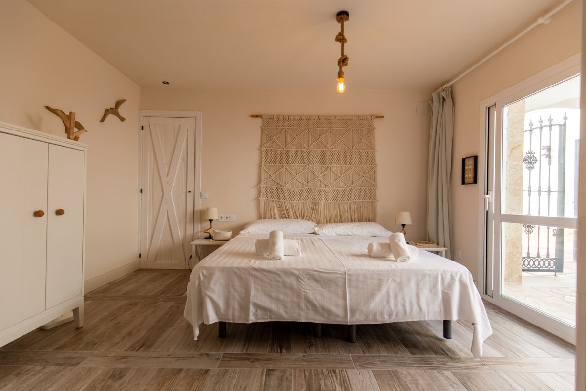 Dormitorio con puertas de balcón — 20.000 leguas de viaje submarino, ala dos de Villa Palmview, Jávea