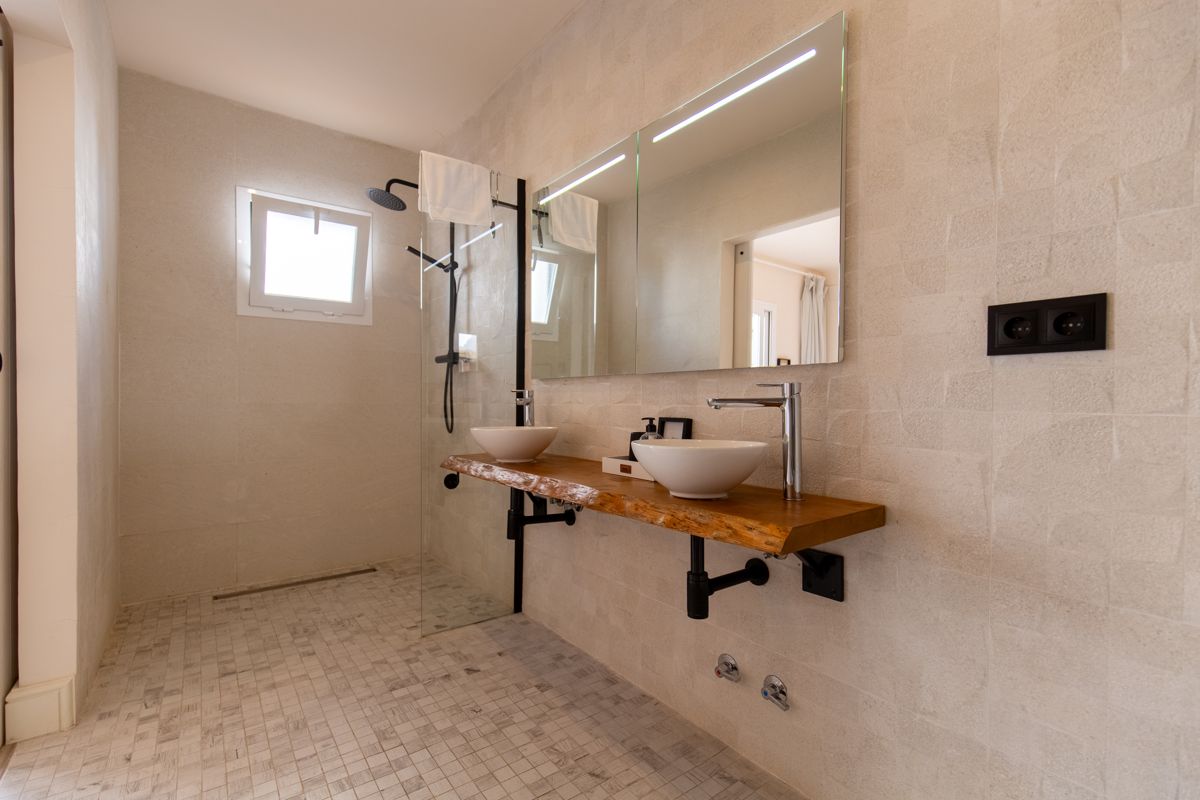 Baño con ducha de obra — 20.000 leguas de viaje submarino, ala dos de Villa Palmview, Jávea