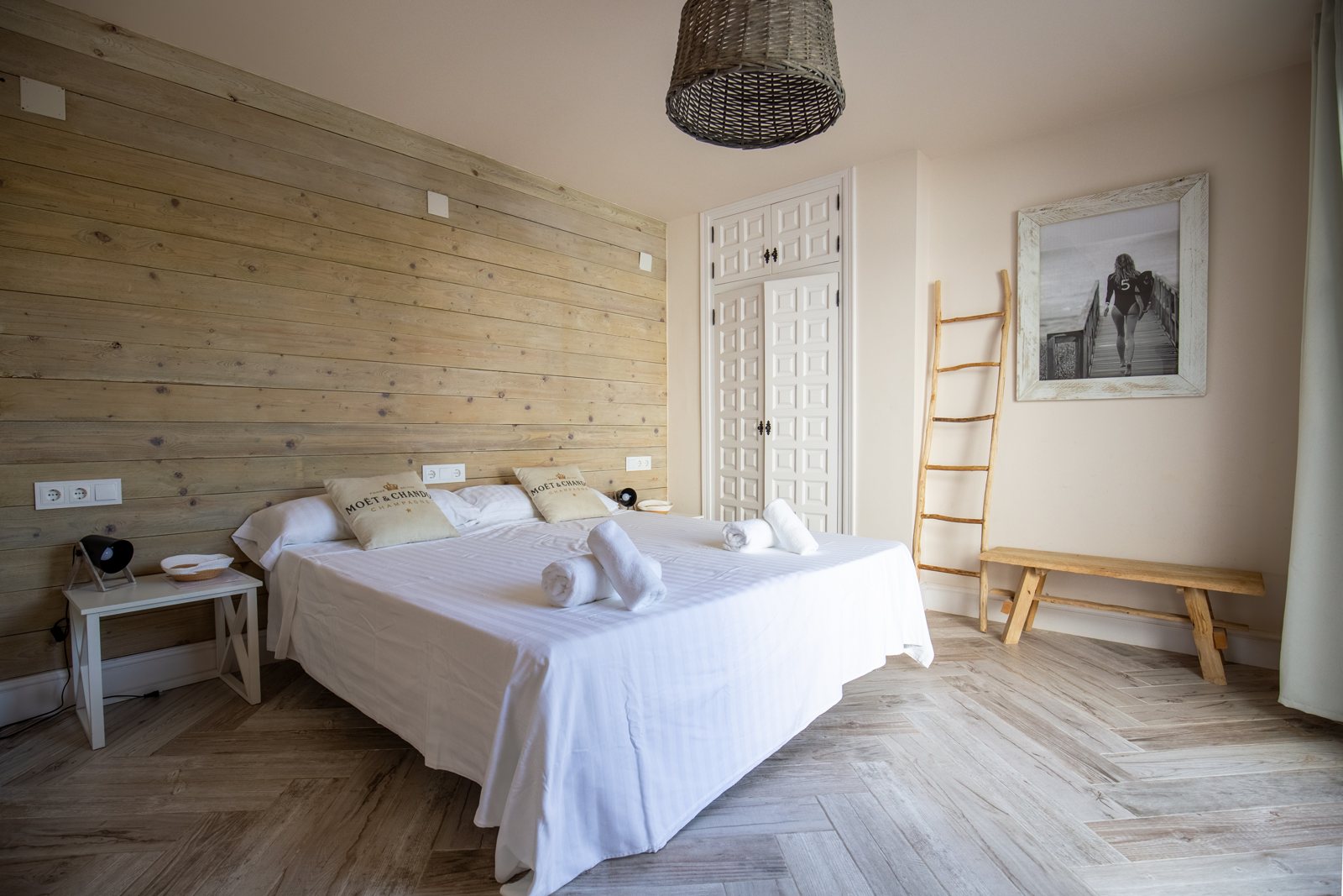 Dormitorio con pared de madera y escalera decorativa — 20.000 leguas de viaje submarino, ala dos de Villa Palmview, Jávea