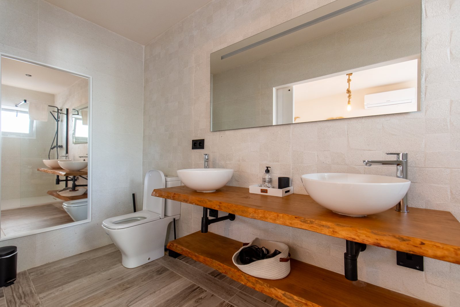 Baño con doble lavabo — 20.000 leguas de viaje submarino, ala dos de Villa Palmview, Jávea