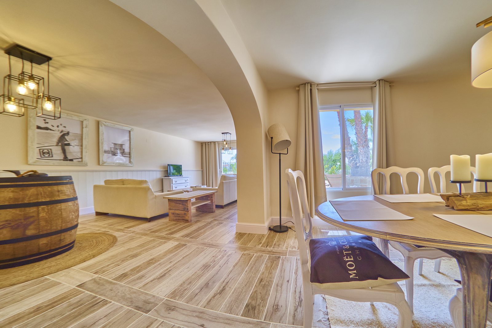 Salon et coin repas avec table en tonneau — 20 000 lieues sous les mers, aile deux de la Villa Palmview, Jávea