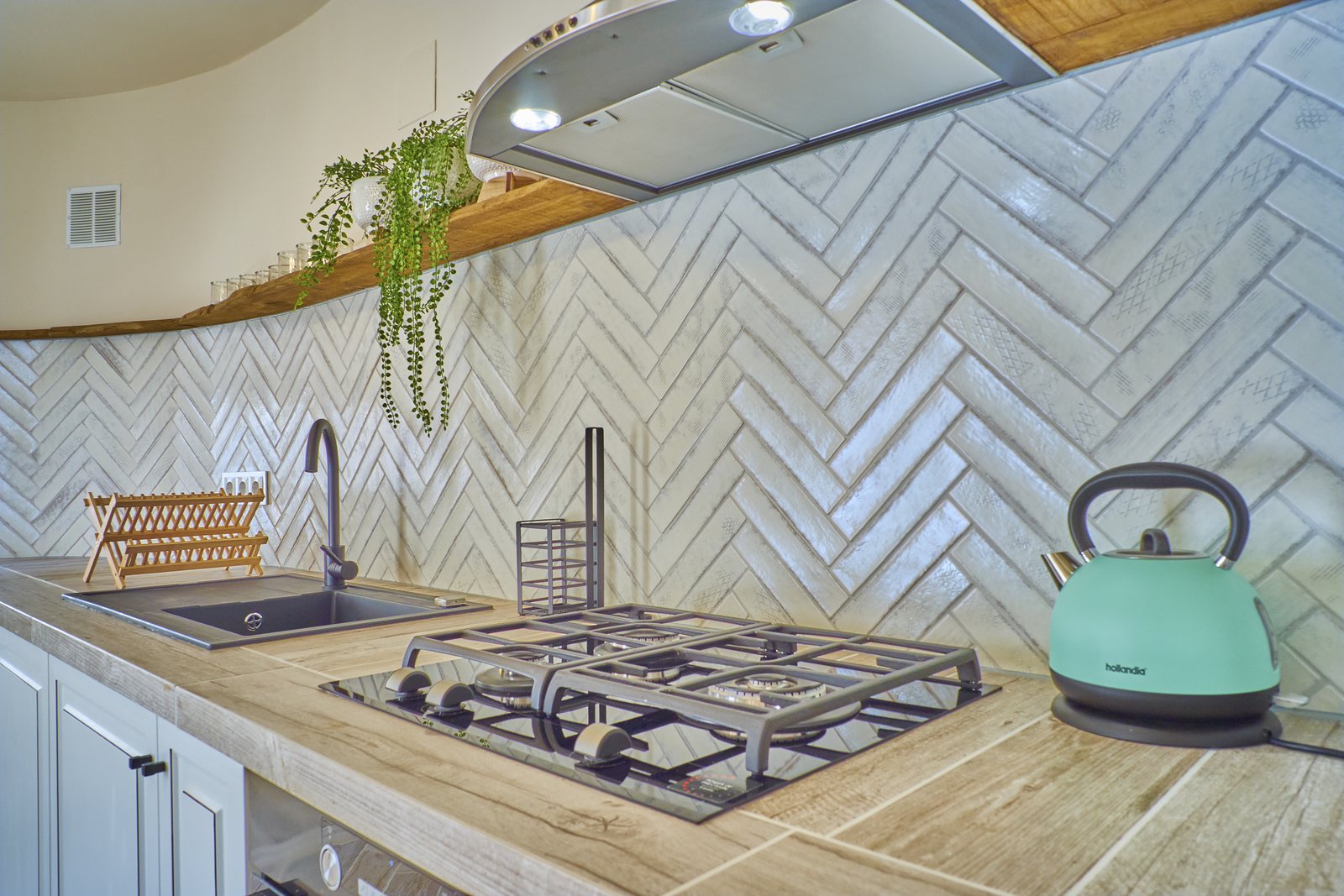 Cuisine avec carrelage à chevrons et plaque à gaz — 20 000 lieues sous les mers, aile deux de la Villa Palmview, Jávea