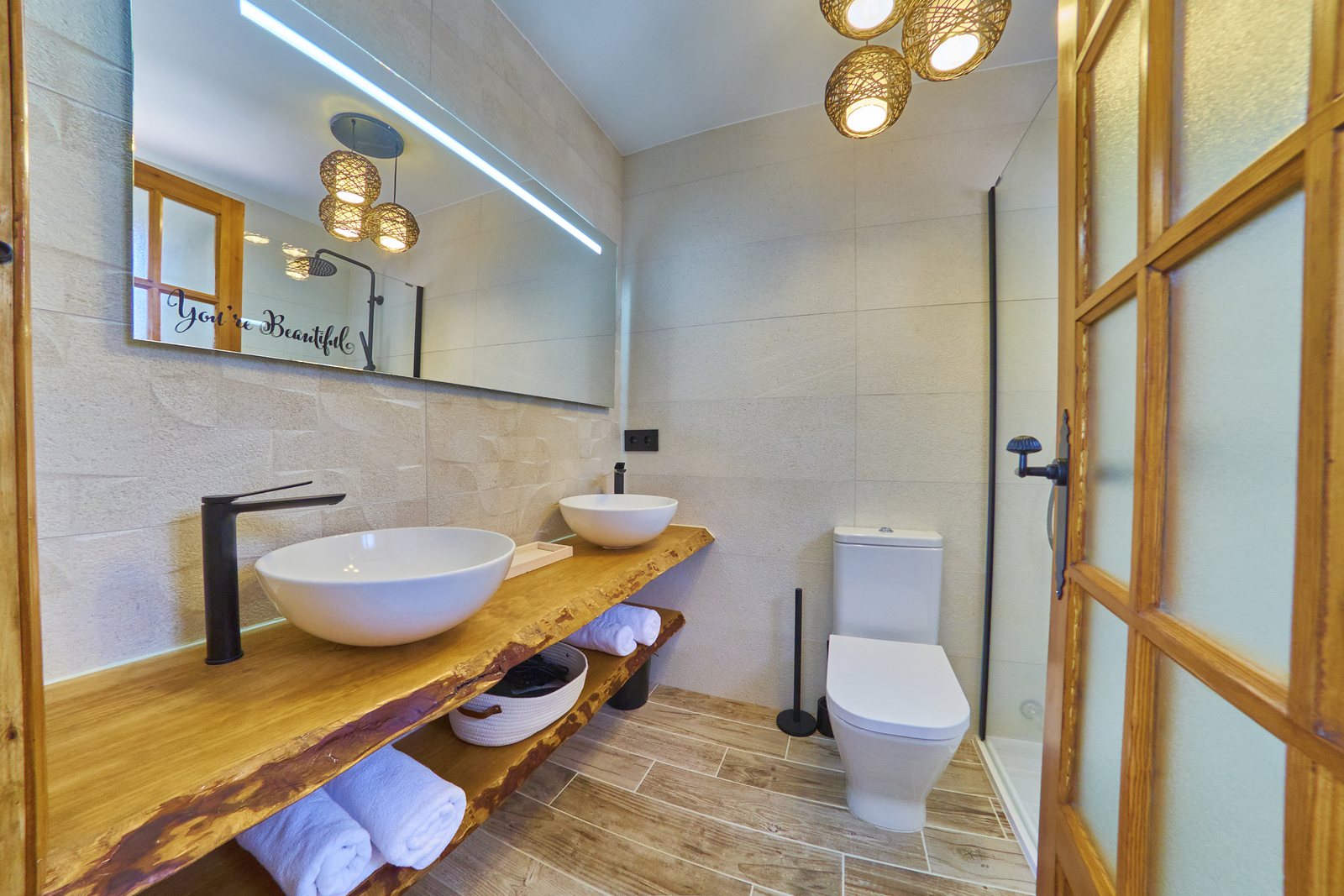 Salle de bains avec plan en bois et douche à l’italienne — 20 000 lieues sous les mers, aile deux de la Villa Palmview, Jávea