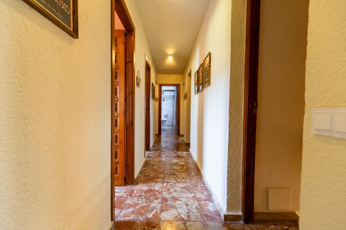 Pasillo con suelo de mármol — Mystique Travels, ala tres de Villa Palmview, Jávea