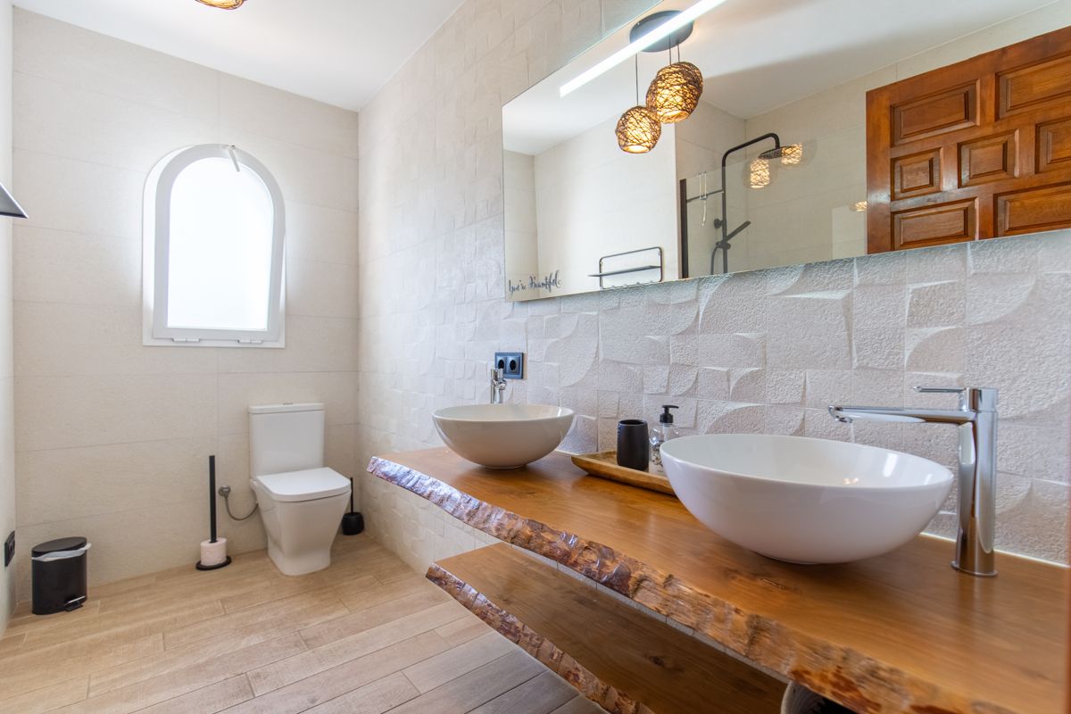 Baño con doble lavabo — Mystique Travels, ala tres de Villa Palmview, Jávea