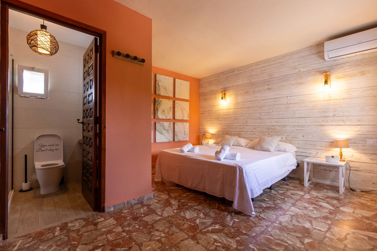Dormitorio con baño propio — Mystique Travels, ala tres de Villa Palmview, Jávea