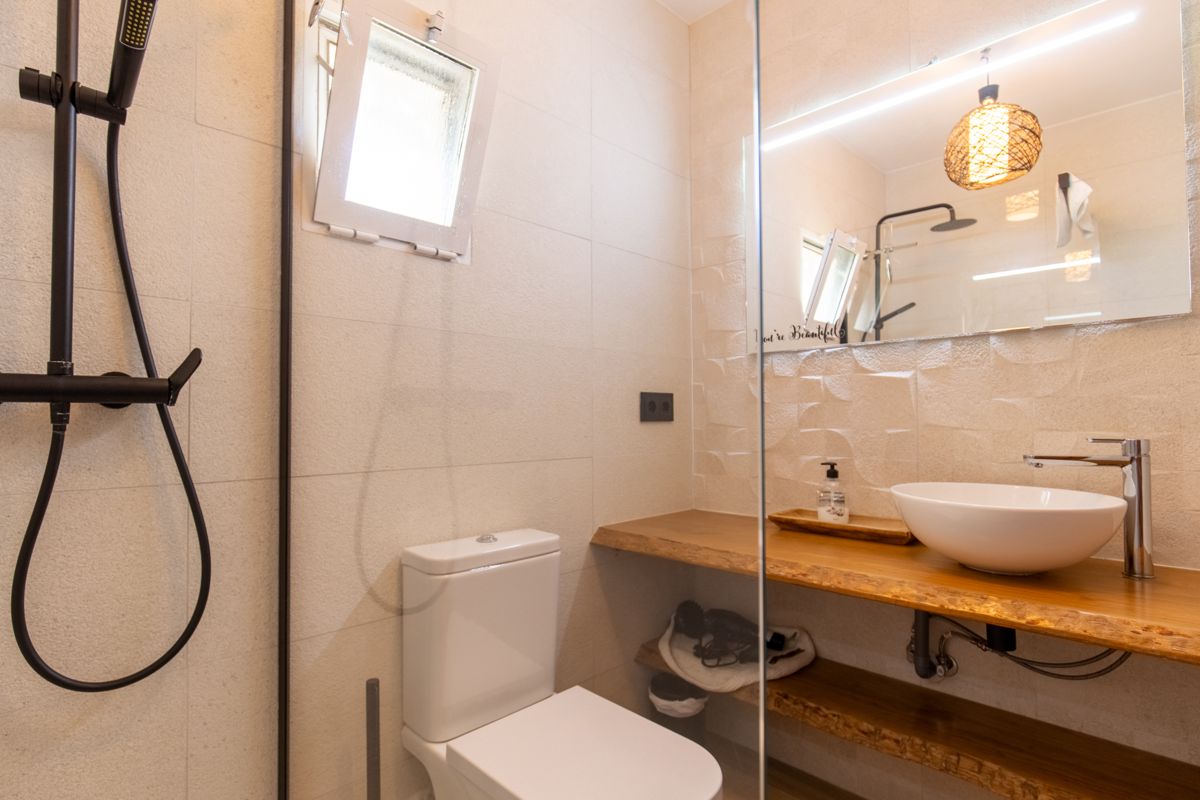 Baño con ducha de obra — Mystique Travels, ala tres de Villa Palmview, Jávea