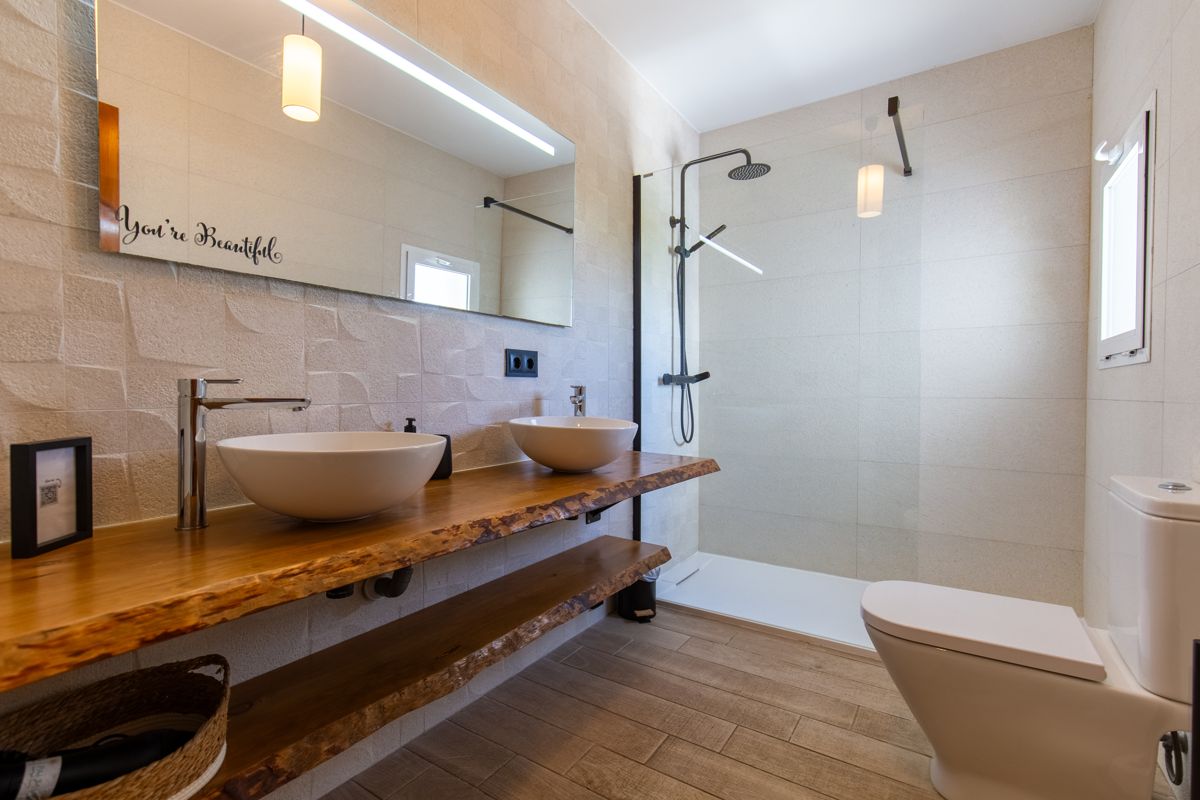 Baño con doble lavabo y bañera — Mystique Travels, ala tres de Villa Palmview, Jávea