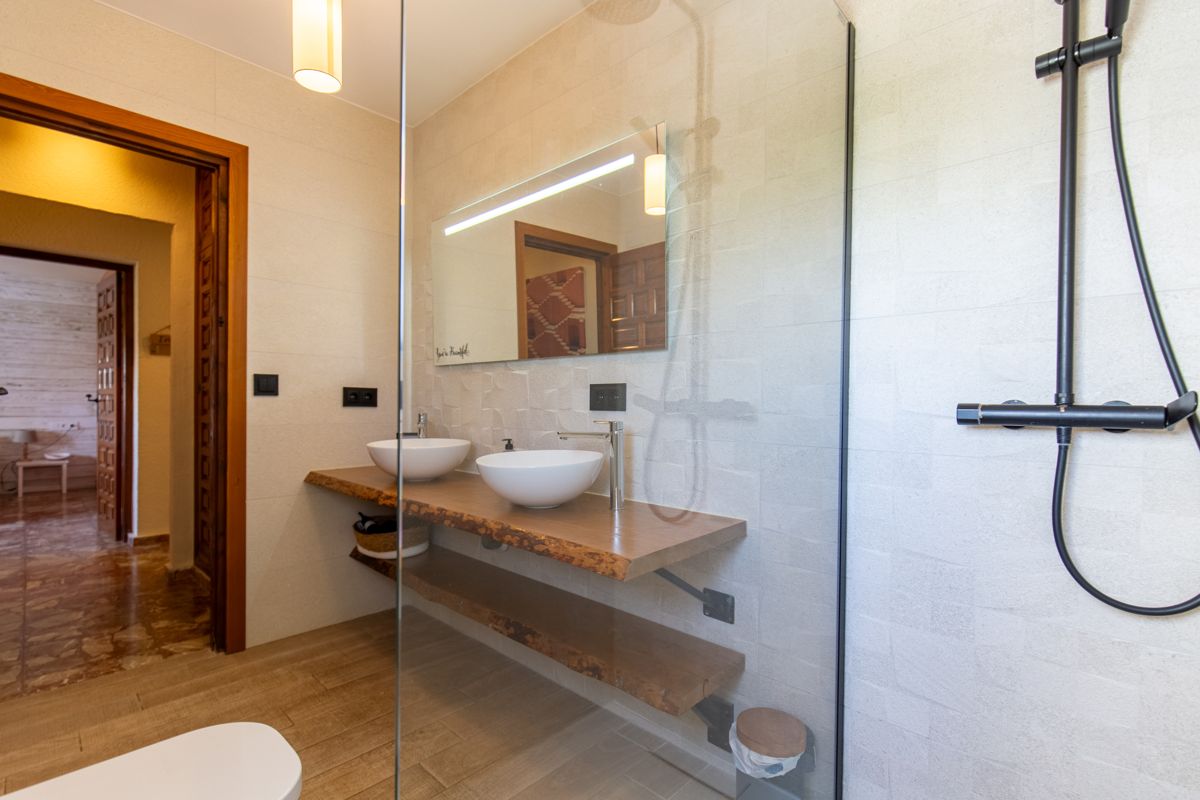 Baño con mampara de cristal — Mystique Travels, ala tres de Villa Palmview, Jávea