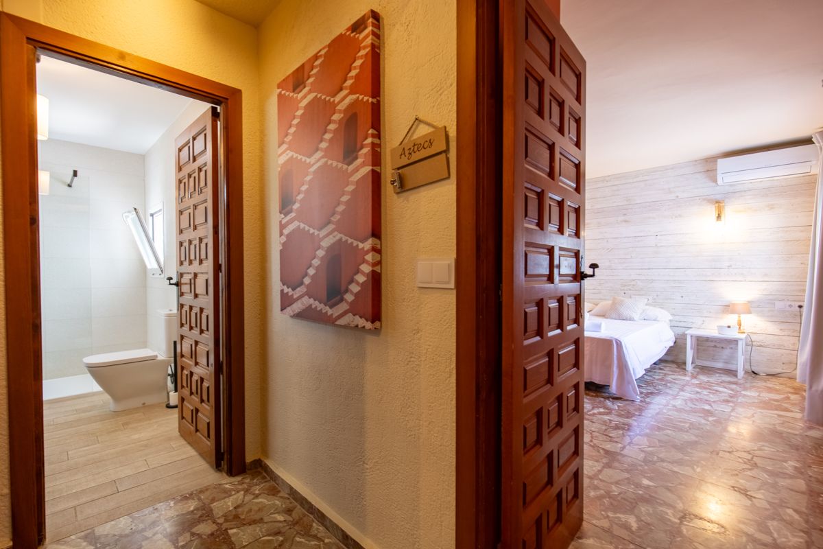 Dormitorio abierto al baño — Mystique Travels, ala tres de Villa Palmview, Jávea