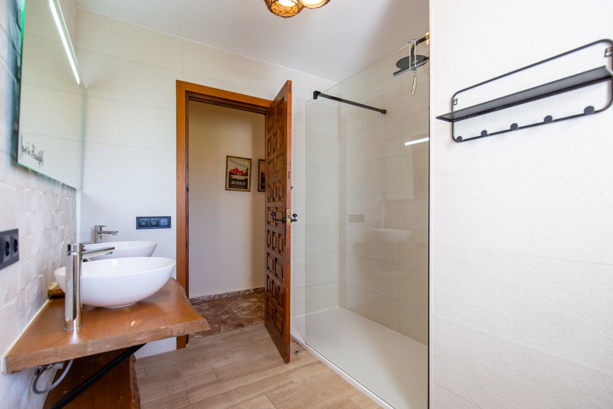 Baño con ducha de obra — Mystique Travels, ala tres de Villa Palmview, Jávea