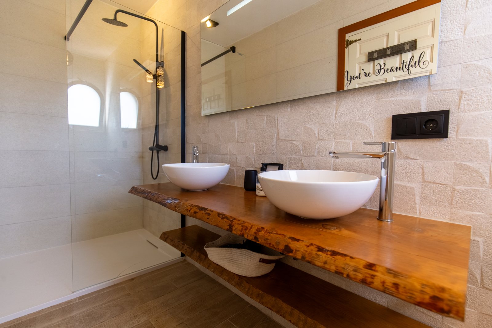 Baño con encimera de madera — Mystique Travels, ala tres de Villa Palmview, Jávea