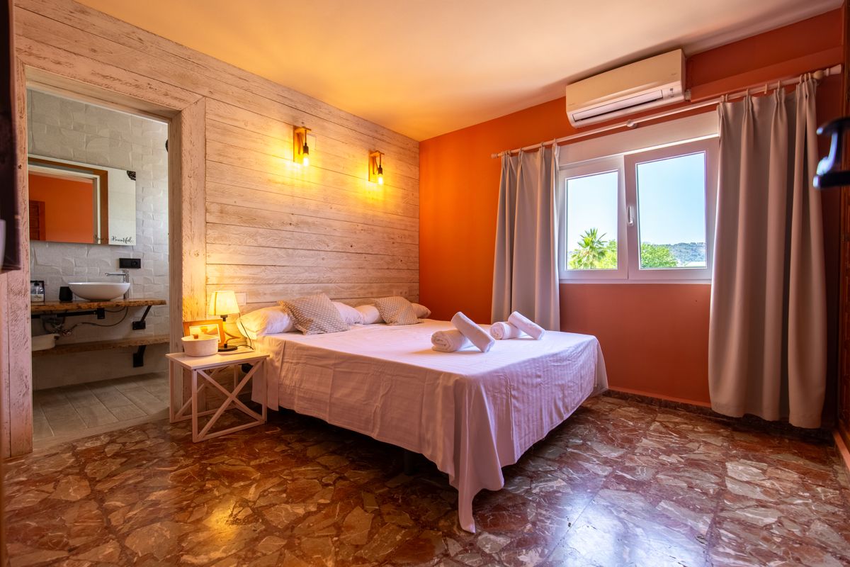 Dormitorio con suelo de mármol — Mystique Travels, ala tres de Villa Palmview, Jávea