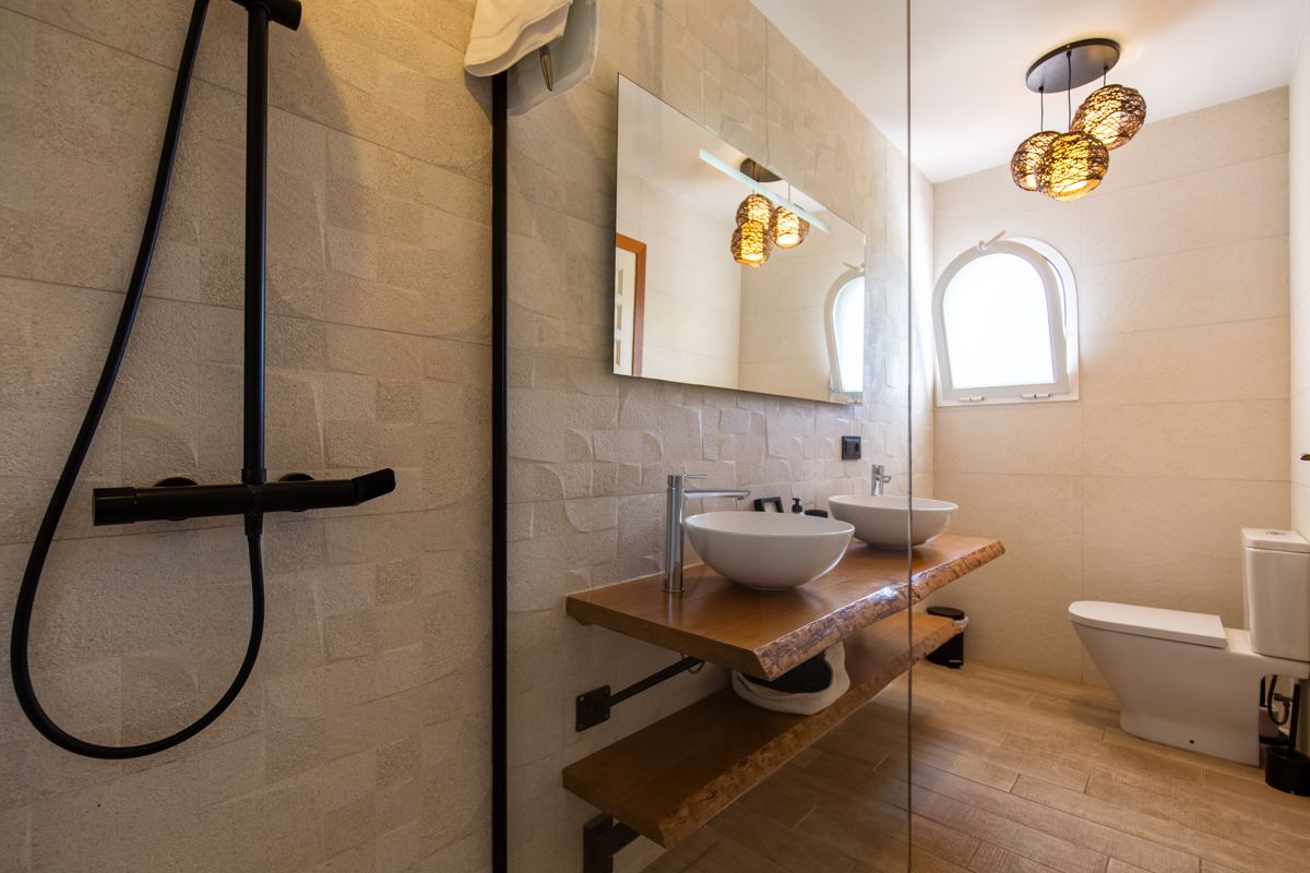 Baño con ducha de obra — Mystique Travels, ala tres de Villa Palmview, Jávea