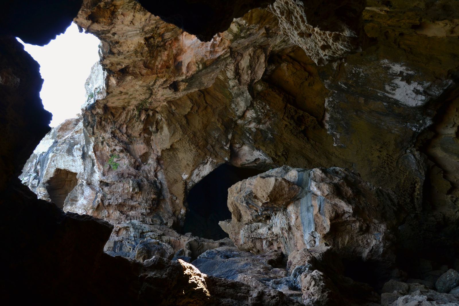 Die Cova Tallada, eine ausgehauene Meereshöhle unter dem Kap Sant Antoni