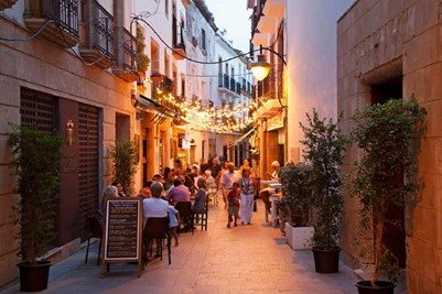 Beleuchtete Gasse mit Terrassen in der Altstadt von Jávea
