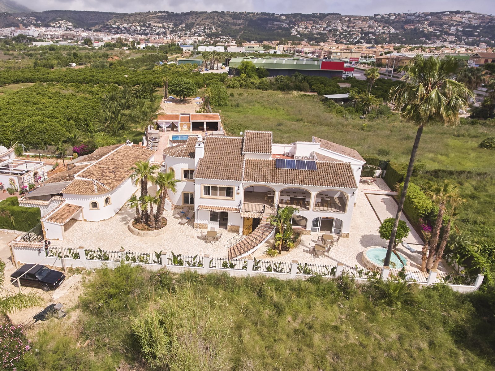 Vista aérea de la finca cercada de Villa Palmview con piscina y jardines