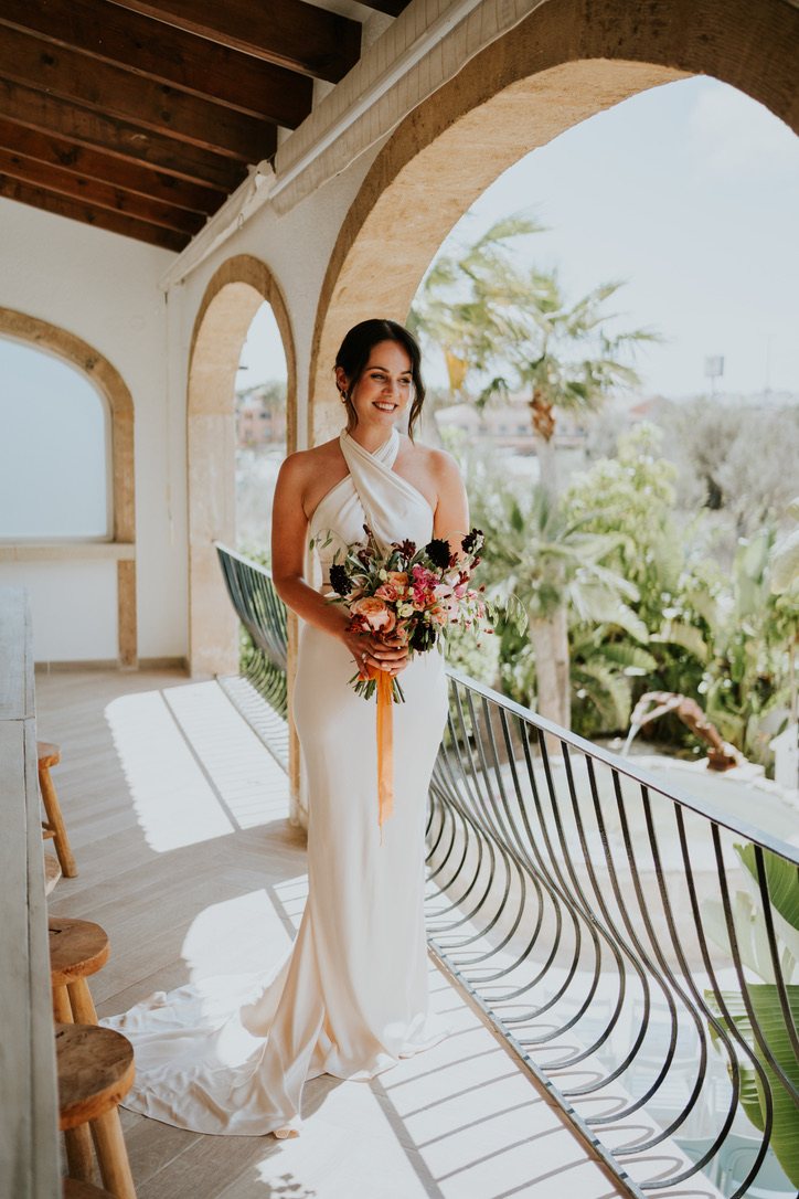La mariée sur le balcon à arcades de la Villa Palmview