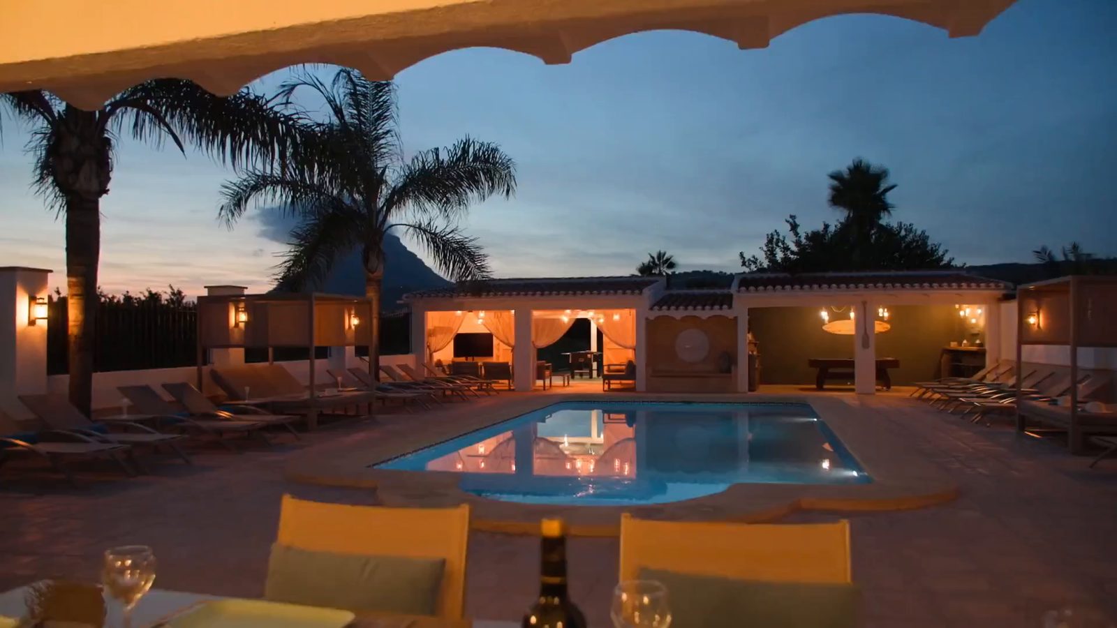 La piscina al anochecer