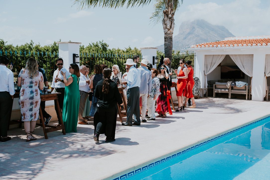 Réception de mariage autour de la piscine d'eau salée, le Montgó en toile de fond
