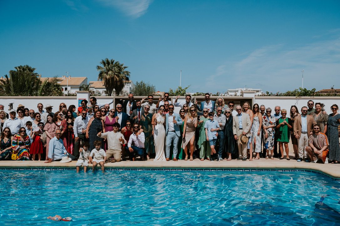 Tous les invités du mariage réunis au bord de la piscine